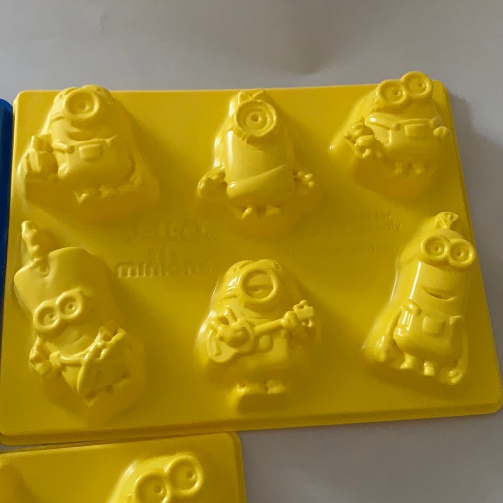 Bundle of 3 Jello Molds Disney Monsters & Minons - Picture 4 of 6